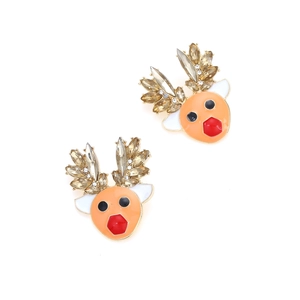 Détail de boucles d'oreilles renne de Noël avec strass colorés et plaqué or