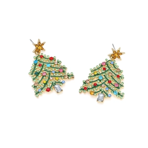 Detaillierte Makroansicht bunter kristallbesetzter Weihnachtsbaum-Ohrringe in Gold