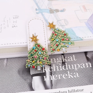 Auffällige Weihnachtsbaum-Ohrringe mit bunten Strasssteinen und goldenem Stern