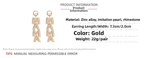 Détail de boucles d'oreilles MAMA avec perle d'imitation blanche et strass brillants