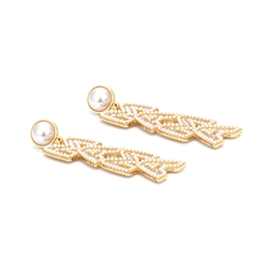 Boucles d'oreilles pendantes dorées avec lettres MAMA et perles blanches style glands