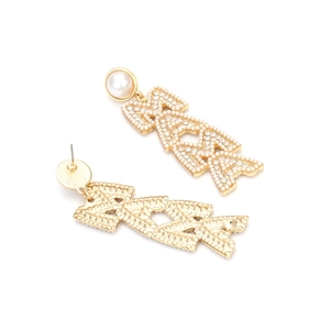 Détail macro de boucles d'oreilles MAMA dorées avec perles et strass