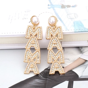 Boucles d'oreilles pendantes MAMA dorées avec perles et strass scintillants
