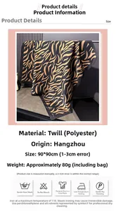 Détail d'un foulard carré en sergé de polyester 90x90cm avec motif zébré noir et marron