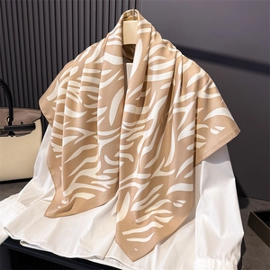 Foulard élégant en soie avec imprimé zébré drapé sur une chemise blanche chic