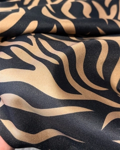 Gros plan détaillé du foulard en soie imprimé animal avec texture sergée et zébrures