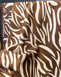 Gros plan détaillé d'un foulard en soie à imprimé zèbre avec texture satinée et drapé doux