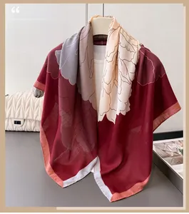 Gros plan d'un foulard élégant en soie rouge foncé avec imprimé pivoine et fins détails