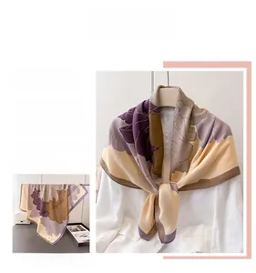 Détail d'un élégant foulard en soie à motif pivoine en violet et caramel