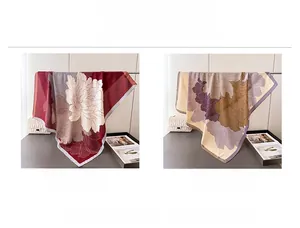 Détails de foulards en soie artificielle rouge et violette avec motifs pivoine chic
