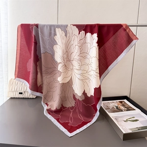 Carré de soie rouge foncé à imprimé pivoines élégant drapé sur un support en métal chic