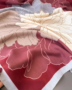 Gros plan du foulard en soie avec motif de pivoines et texture en chevrons