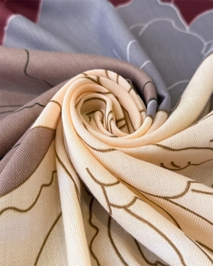 Détail d'un foulard en soie avec imprimé pivoine et texture chevrons sophistiquée