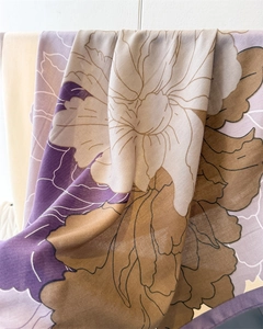 Détail d'un foulard en soie aux motifs de pivoines violettes avec une texture fluide
