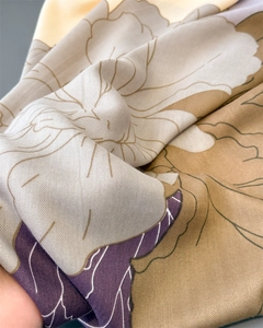 Détail du tissu effet soie avec motif à chevrons et imprimé floral sophistiqué