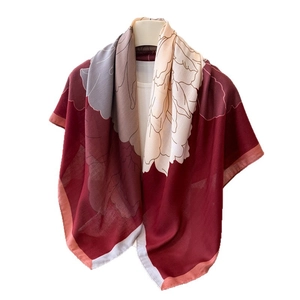 Élégant châle avec motif de pivoine en rouge foncé et gris violet pour femmes