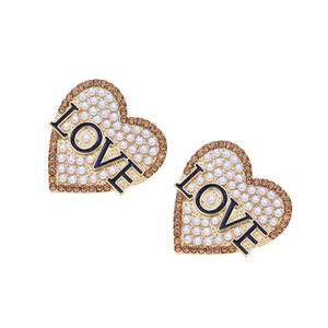 Boucles d'oreilles cœur dorées avec perles blanches et lettrage LOVE bleu sur blanc