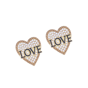 Détail de boucles d'oreilles cœur avec perles, strass bruns et lettrage LOVE gravé