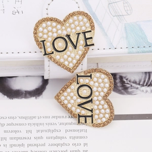 Boucles d'oreilles cœur dorées avec perles blanches, strass ambre et lettrage LOVE