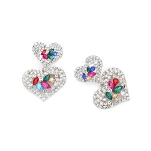 Détail de boucles d'oreilles double cœur avec cristaux multicolores et strass