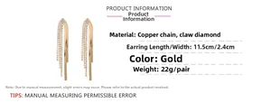 Dettaglio dimensioni 11,5 cm x 2,4 cm di orecchini a nappa dorati con zirconi incastonati