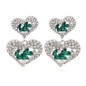 Détails de boucles d'oreilles double cœur argenté avec pierres vertes et cristaux blancs