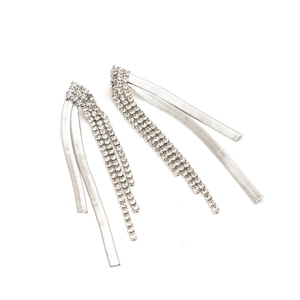 Orecchini a nappa geometrici in argento con strass lucidi e catene a goccia lunghe