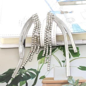 Orecchini a frangia d'argento con lunghe catene a serpente e strass su taccuino bianco