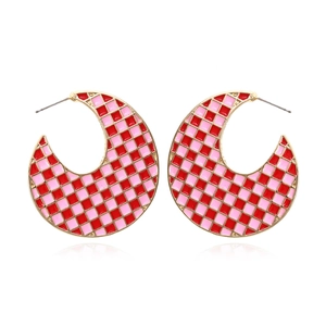 Exaggerated C-shaped checkered earrings in pink and red enamel with gold plating