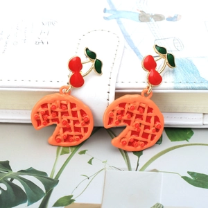 Boucles d'oreilles pendantes cerise et tartelette en émail aux détails rouges et verts