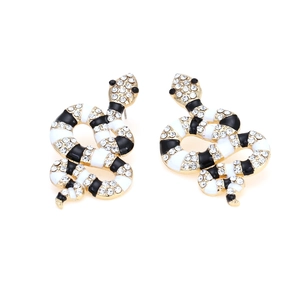 Détail de boucles d'oreilles serpent avec émail noir et blanc et cristaux brillants