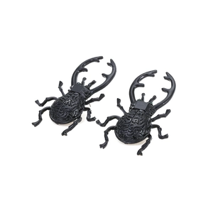 Kreative schwarze Hirschkäfer-Ohrstecker mit feinem Schnitzmuster für Damen