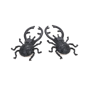 Kreative schwarze Käfer-Ohrringe mit strukturierter Lackierung im minimalistischen Stil