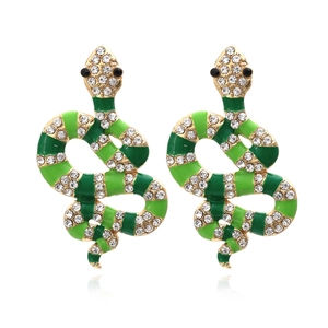 Boucles d'oreilles serpent en émail vert incrustées de cristaux et fini doré