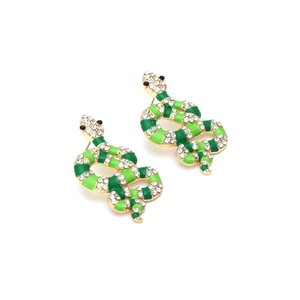 Détails d'une boucle d'oreille serpent en émail vert avec cristaux et support doré