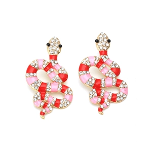Détail de boucles d'oreilles serpent en émail rouge et rose avec cristaux brillants
