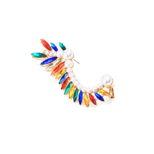Détail d'un ear cuff aile dorée avec strass marquise colorés et perles blanches