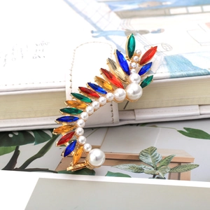 Manchette d'oreille bohème dorée avec cristaux colorés et perles blanches chic