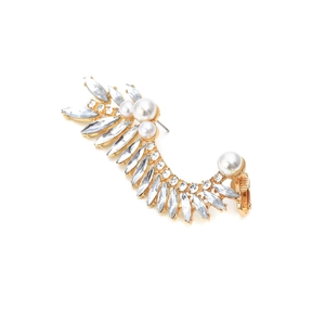 Détail de manchette d'oreille dorée avec cristaux marquise et perles blanches élégantes