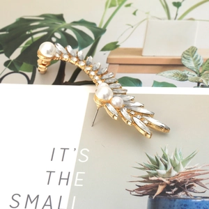Boucle d'oreille aile géométrique avec strass et perles sur alliage doré élégant