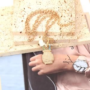 Collier pendentif couverts dorés avec perles blanches et strass colorés créatifs