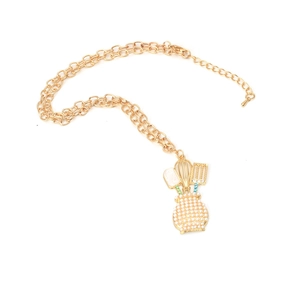 Collier doré avec pendentif ustensiles de cuisine et perles sur fond blanc