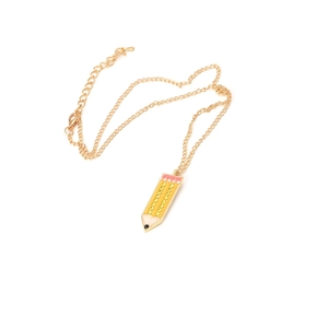 Collana con pendente a matita dorata con strass gialli e perla su sfondo bianco