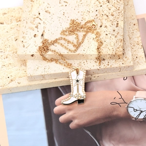 Collana dorata con ciondolo a stivale western in smalto bianco e perle chic