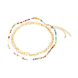 Collier bohème à plusieurs rangs avec chaîne dorée et perles colorées