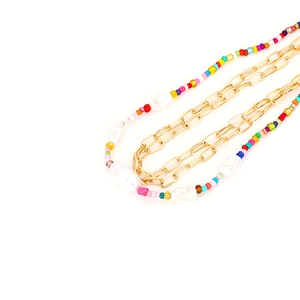 Collier bohème à plusieurs rangs avec perles colorées et chaînes trombones dorées