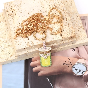 Collana a tazza di tè al latte dorata con smalto giallo e strass su pietra ruvida