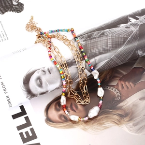 Collier bohème multicouche doré avec perles colorées et perles baroques