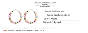 Detailansicht der 5,5 cm bunten Perlen-Ohrringe mit Harzperlen und goldenem Metall-Finish