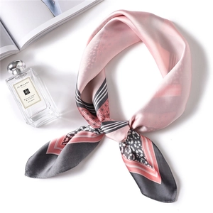 Carré de soie rose et gris avec motifs géométriques et imprimé animal sur fond blanc